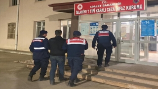 Gaziantep’te kablo hırsızlığı yapan 2 şüpheliden biri akıma kapılarak yaralandı