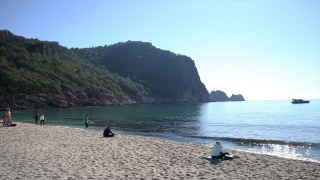 Alanya’da yerli ve yabancı turistler aralık ayında denize girdi