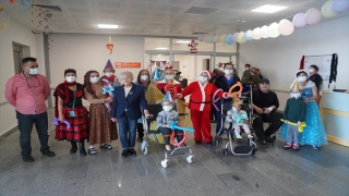 Adana’da tedavi gören çocuklara yeni yıl kutlaması