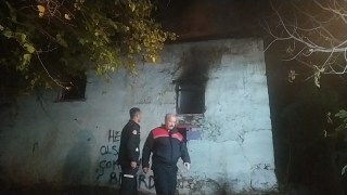 Adana’da çıkan yangında ahşap ev zarar gördü