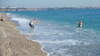 Antalya’da vatandaşlar ile turistler, yılın son gününde denize girdi