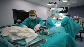 Yeni yıla zamanla yarıştıkları organ nakillerinde girdiler