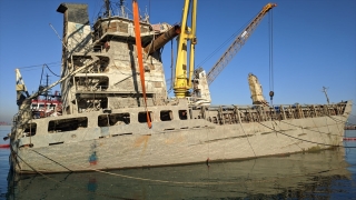 İskenderun Limanı’nda batan konteyner gemisi su yüzüne çıkarıldı
