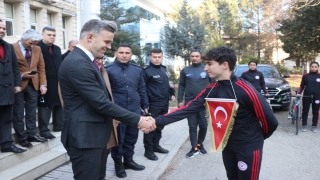 Pozantı’da bisiklet sporcuları, teslim aldıkları Türk bayrağıyla yola çıktı
