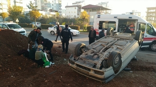 Adana’da devrilen otomobildeki 4 kişi yaralandı