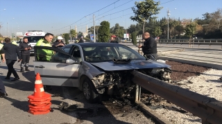Antalya’da bariyerlere çarpan otomobilin sürücüsü yaralandı