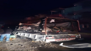 Antalya’da meyve yüklü kamyonetteki patlama hasara neden oldu