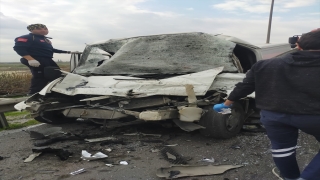 Mersin’de tıra çarpan minibüsün sürücüsü yaralandı