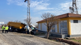 Hatay’da yön tabelasına çarpan kamyon sürücüsü yaralandı