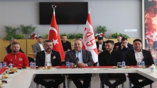 Dışişleri Bakanı Çavuşoğlu, Antalyaspor Kulübünü ziyaret etti