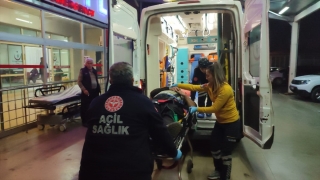 Adana’da elektrik direğine çarpan otomobildeki 4 kişi yaralandı