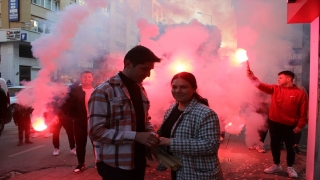 Kız arkadaşının çalıştığı mağaza önünde meşaleli evlilik teklifi yaptı