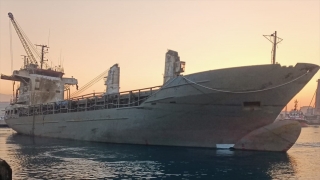 İskenderun Limanı’nda batan gemi yüzdürülerek İzmir’e götürülüyor