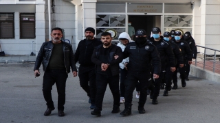 Mersin’de çeşitli suçlara karıştıkları iddiasıyla yakalanan 32 zanlı adliyede