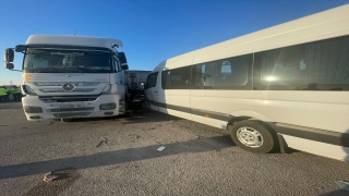 Adana’da tırla çarpışan minibüsteki 18 kişi yaralandı
