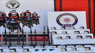 Adana’da polis denetimlerinde 127 ruhsatsız silah ele geçirildi