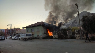 Adana’da evin odunluğunda çıkan yangın söndürüldü