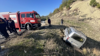 Kahramanmaraş’ta hafif ticari aracın şarampole devrildiği kazada 4 kişi yaralandı