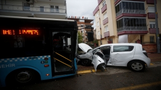 Antalya’da otobüsle çarpışan otomobilin sürücüsü yaralandı