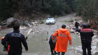 Antalya’da derenin debisi yükselince mahsur kalan sürücü kurtarıldı