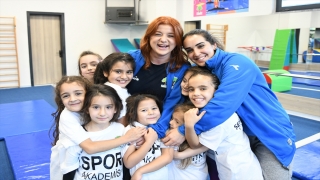 Gaziantep’teki tesiste çocuklar spor yaparken anneleri de fazla kilolarından kurtuluyor
