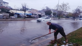 Antalya’da kuvvetli yağış ve fırtına etkili oluyor