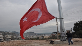 Silifke’de Türk bayrağı 40 metrelik direkte göndere çekildi