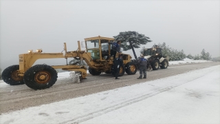 Antalya’nın bazı ilçelerinde karla mücadele çalışması yapılıyor