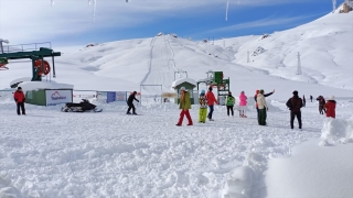 Son günlerde en çok karın yağdığı kayak merkezi Saklıkent’te sezon açıldı