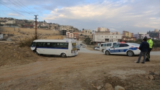 Mersin’de toprak yığınına çarpan servisteki 4 öğrenci yaralandı