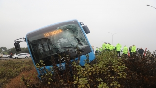 Hatay’da özel halk otobüsünün park halindeki araçlara çarptığı kazada 3 kişi yaralandı