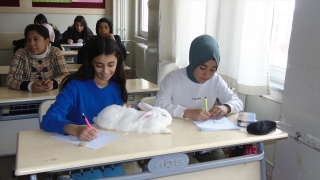 Gaziantep’te okuma saatinde öğrencilere tavşan ”Pamuk” da katılıyor