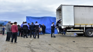 Adana polisi çadırda yaşayan tarım işçilerine yatak yardımında bulundu