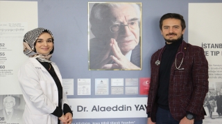 Yolları üniversitede kesişen doktor çift aynı hastanede hastalara hizmet veriyor