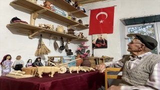Burdur’da 90 yaşındaki Ahmet dede, eski köy hayatını ahşaba işliyor
