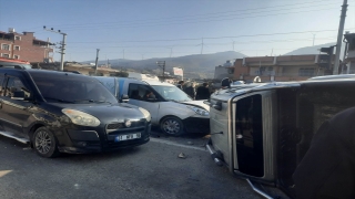 Hatay’da zincirleme trafik kazasında anne ve 4 çocuğu yaralandı