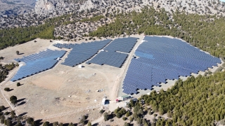 Pozantı Kaymakamı Fatih Karamahmut, ilçedeki güneş enerjisi santralini ziyaret etti