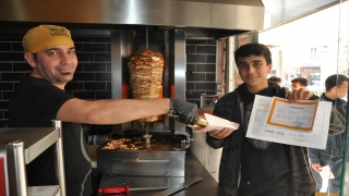 Mersin’de karne alan öğrencilere döner ikram edildi