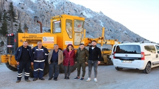 Antalya’da kar nedeniyle yolda mahsur kalan 4 kişi kurtarıldı