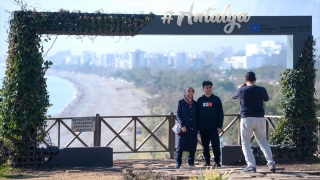 Antalya’da güneşli havayı fırsat bilenler denizde yüzdü
