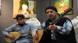 Saz yapım ustası Mustafa öğretmen, 52 yıllık tecrübesini öğrencilerine aktarıyor