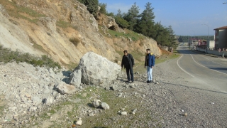 Gaziantep’te yola düşen kaya parçası kaldırıldı