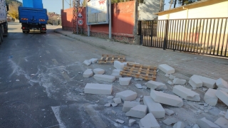 Adana’da kamyondan yola dökülen beton bloklar ulaşımı aksattı