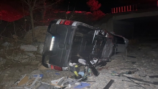 Alanya’da dereye yuvarlanan kamyonetteki 5 kişi yaralandı