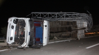 Antalya’da açılan dorsesi EDS direğine çarpan tır devrildi