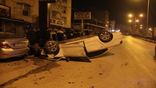 Hatay’da çarpışma sonucu kontrolden çıkan iki otomobil 5 araca hasar verdi