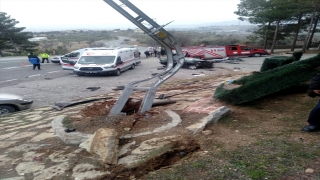 Kahramanmaraş’ta otomobil elektrik direğine çarptı, sürücü öldü, iki kişi yaralandı