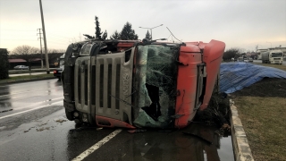 Kahramanmaraş’ta devrilen kum yüklü tırın sürücüsü yaralandı