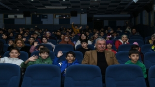 Antakya Belediye Başkanı İzzettin Yılmaz, öğrencilerle film izledi