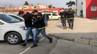 Adana’da kendilerini polis olarak tanıtarak dolandırıcılık yapan 3 zanlı tutuklandı